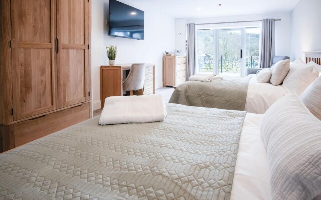 Suite 8 - Sleeping Giant Hotel - PEN Y CAE Inn