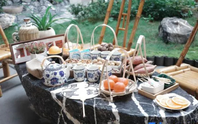Quxiang Yazhu Chufeng Courtyard Homestay (Jiuge Alley) – People – Yichang