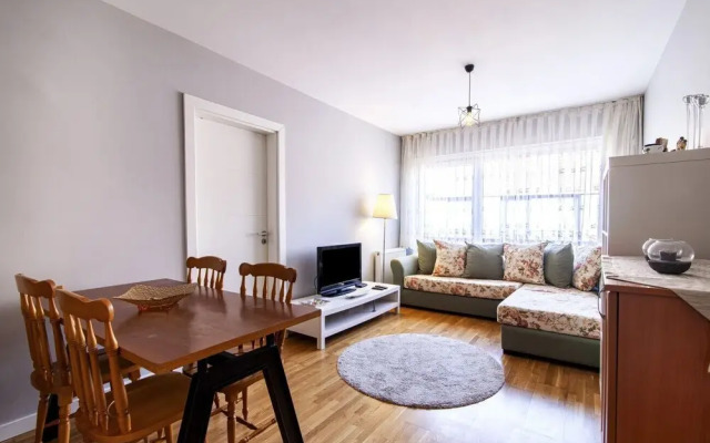 Sleek and Central Flat With Shared Pool in Sisli