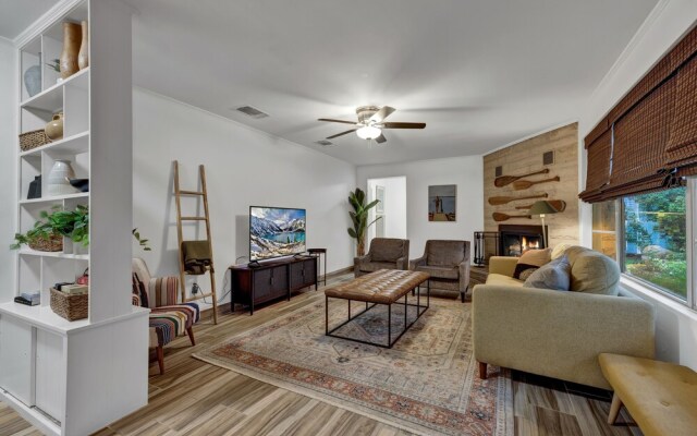 Luxury Lakefront Oasis W/Boat Dock-Firepit