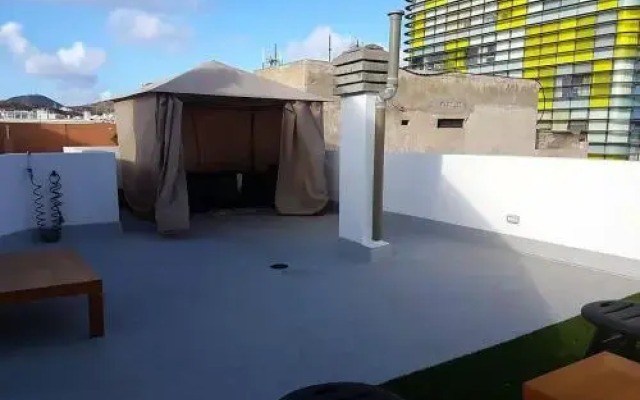 Beach Apartment & Rooftop Lounge