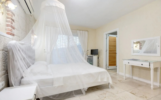Alaroof Hotel