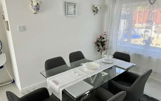Modern 3-bed Hideaway Near Westgate With Parking