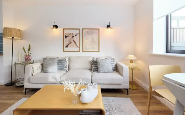 The Goodge Street Place - Bright 2bdr Flat