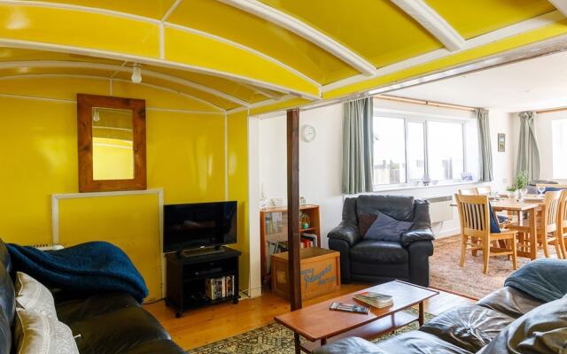 Sunny Seafront Chalet - Sleeps 6