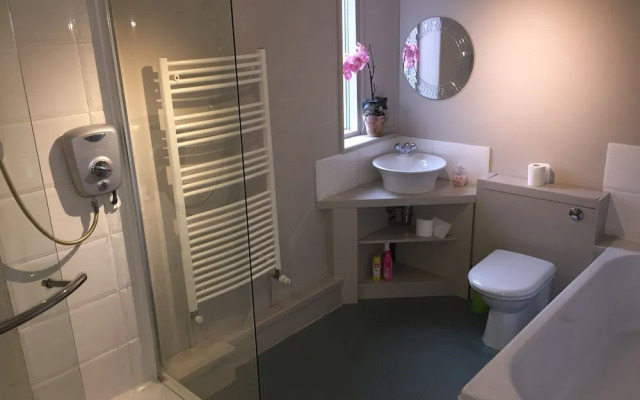 Large 2-bed House Derbyshire off Chatsworth rd