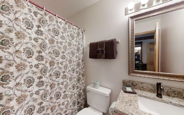 Little Mountain Hideaway 2 Bedroom Cabin by RedAwning