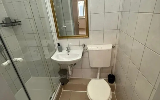 1BR Plus LR Apt Top Vienna Location