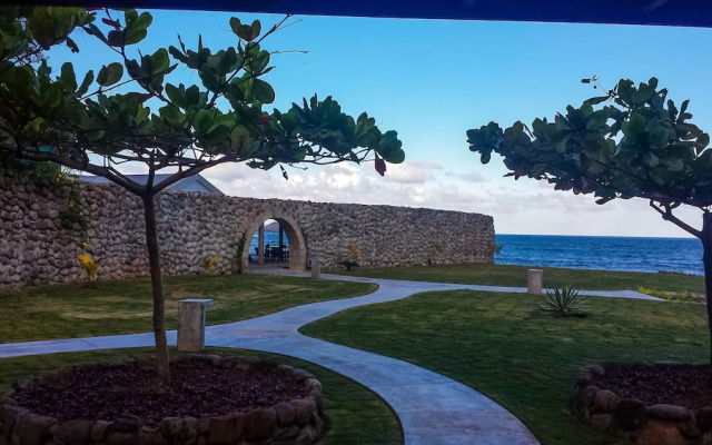 Pagua Bay House Oceanfront Cabanas