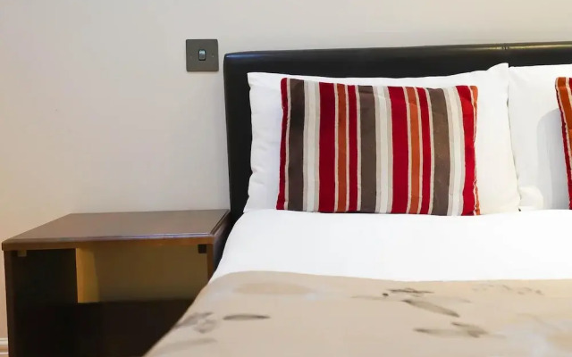 Cosy 2-bed 2 Bathroom Apartment in London