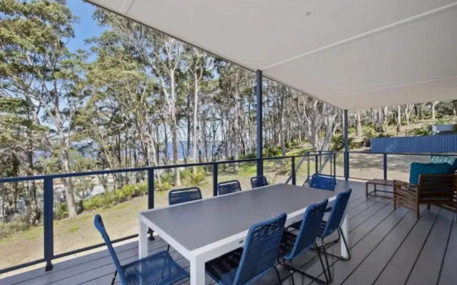 3-bed Coastal Getaway With Direct Beach Access