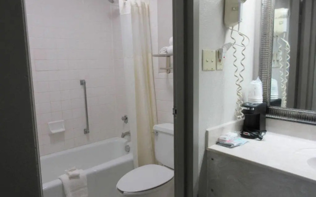 Days Inn & Conf Center by Wyndham Southern Pines Pinehurst