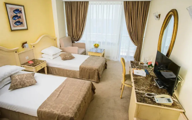 Palace Hotel - Sunny Day Resort