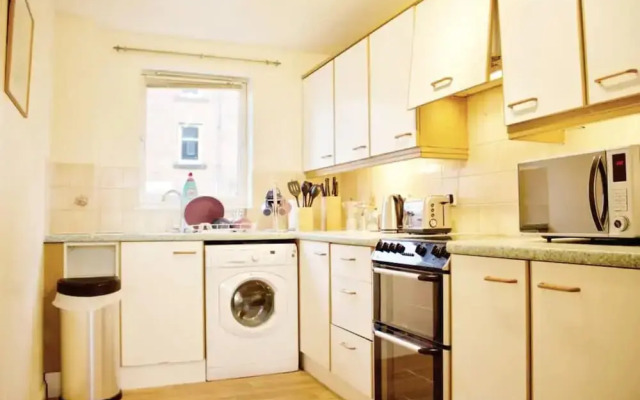 2 Bedroom Flat Near Holyrood Park Sleeps 4