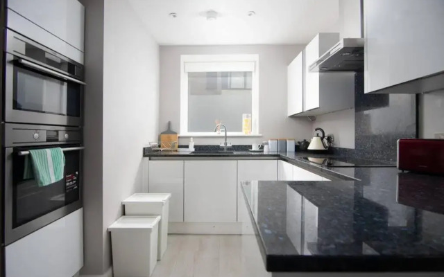 Deluxe Apartment near Cabot Circus w Parking sleeps 5