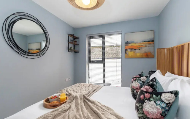 Beautiful 2 Bedroom Apartment With Parking in The Docks