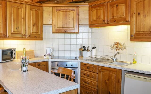 Hollies Lodge