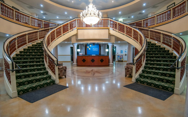 Holiday Inn Express and Suites Bakersfield Central by IHG