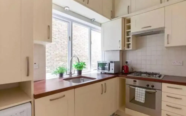 Fresh 2 Bedroom Flat in Victoria - Zone 1