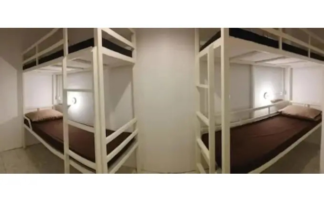 8 Sleeper Street Hostel