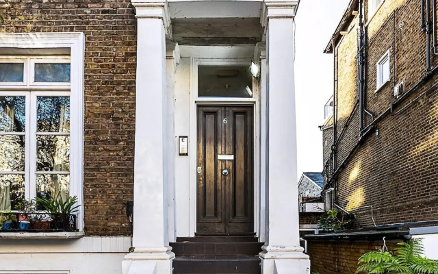 Stylish Chelsea Flat With Luxe Comfort & Charm