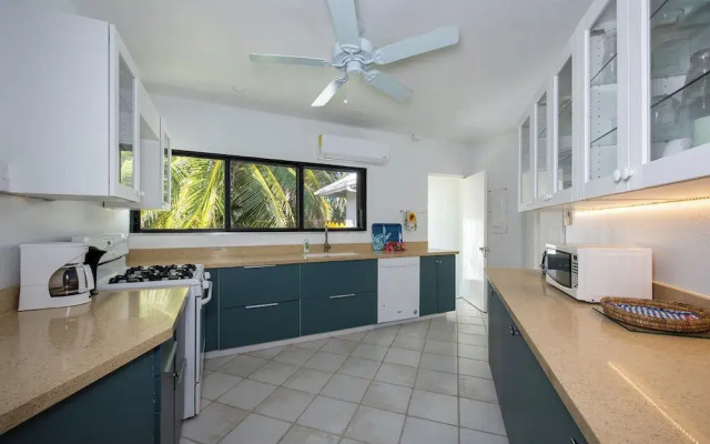 Oceanfront Elegance: Lovely Home With Views