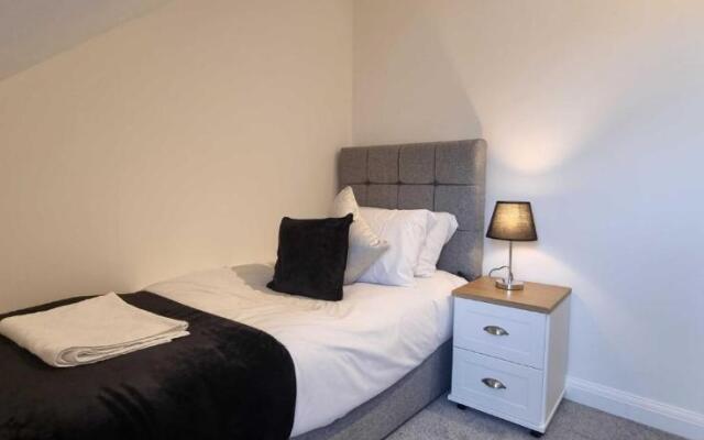 Near City Centre 4 Bed 2 Bath House with Parking, Digbeth, Birmingham