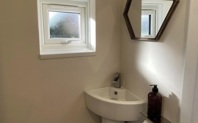 Cozy Bedford Home With 3 Bedrooms