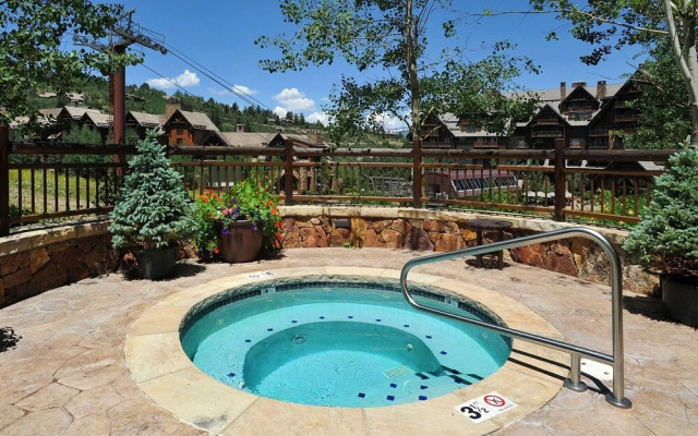 Snowlcoud 203 3 Bedroom Condo by Redawning