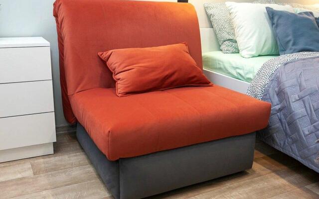 Диван и чемодан на улице Космическая