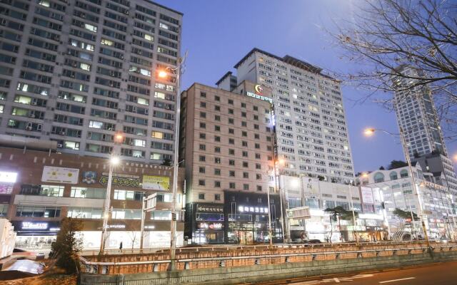 Themepark Tourist Hotel