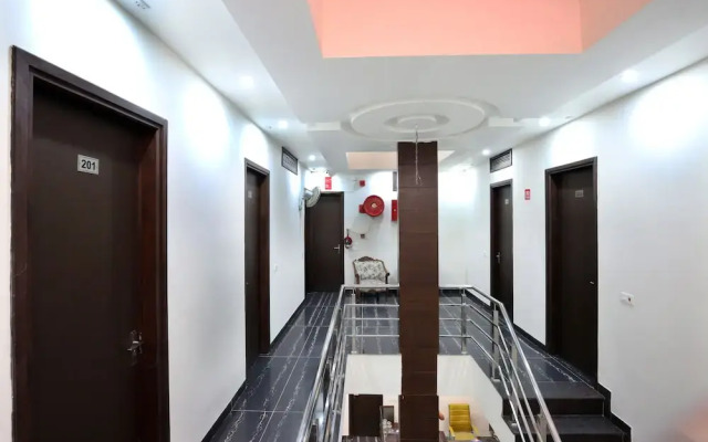 OYO 4897 Hotel The 13een
