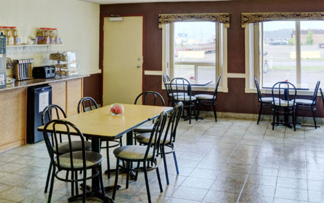 Lakeview Inn & Suites - Edson East