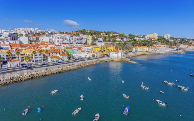 Oeiras Spacious and Coastal Flat