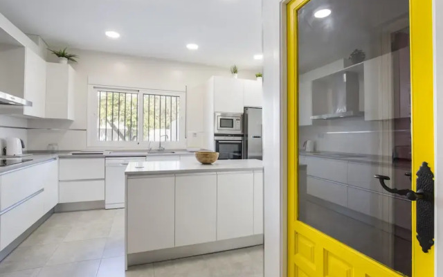 Impeccable 6-Bed Villa