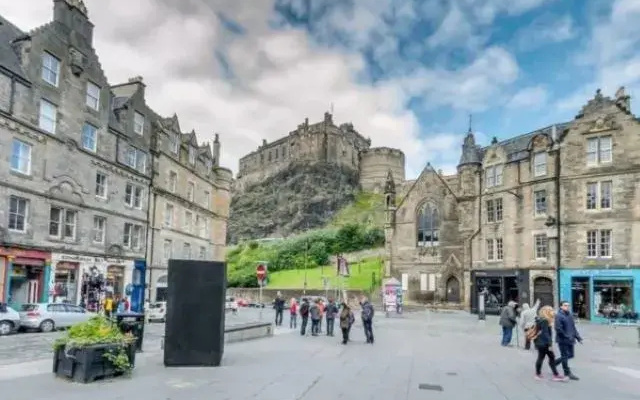 JOIVY Stylish Castle View Apartment