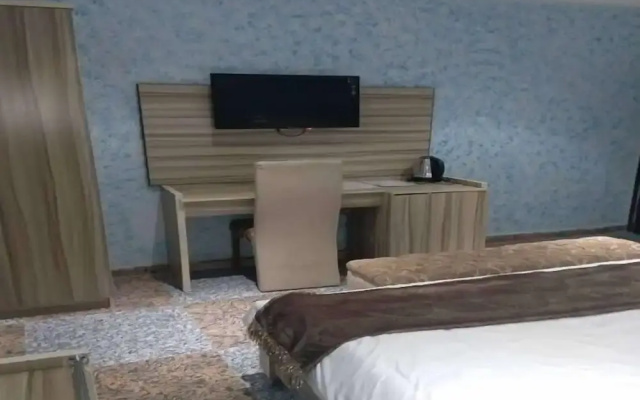 Royal Park Hotel and Suites