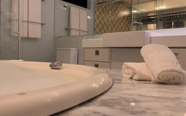 Luxuosa cobertura de 380m² a 850m da Av Beira Mar