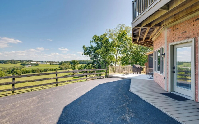 4 Mi to German Village: Studio w/ Hot Tub!