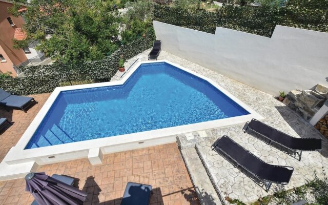 Stunning Home in Srinjine With Wifi and 4 Bedrooms