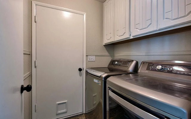 Spacious Updated 2 Masters POOL