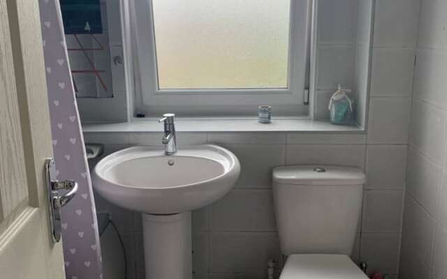 Lovely Spacious 2 Bedroom Flat by the Meadows