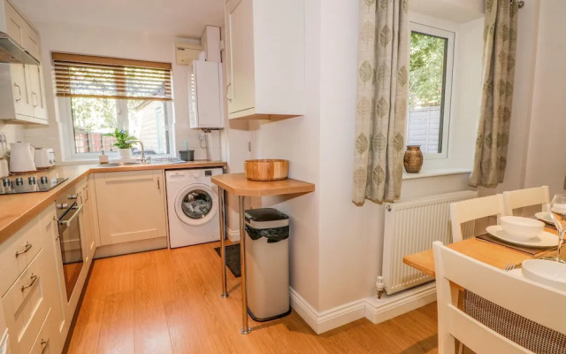 6 Hunters Green Close