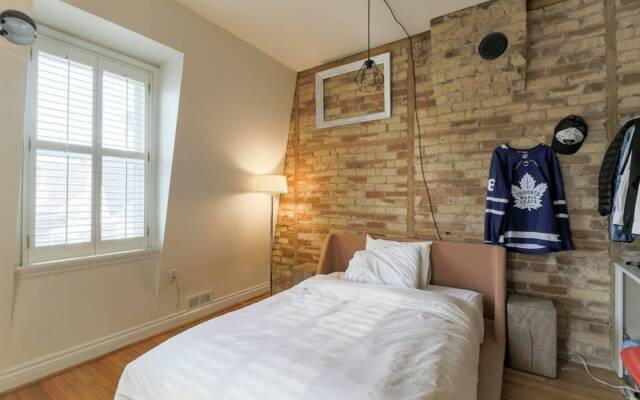 Chic Toronto Townhouse With Private Patio