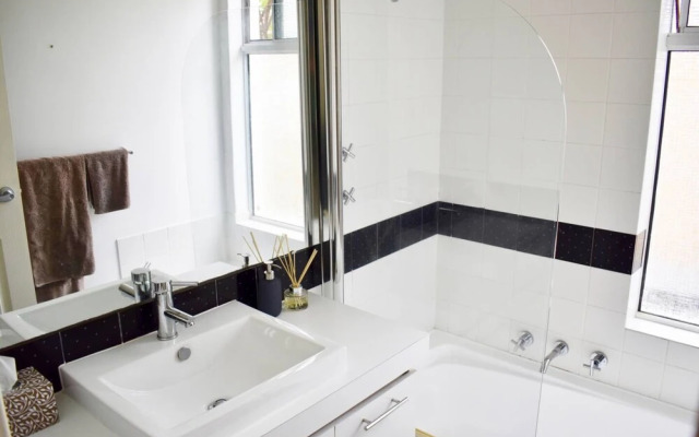 Spacious Home In Mount Hawthorn Next To Lake Monger