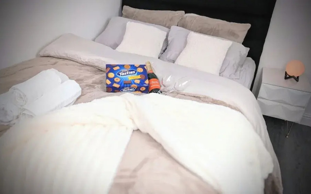 Chic Apartment in Manchester Sleeps 5