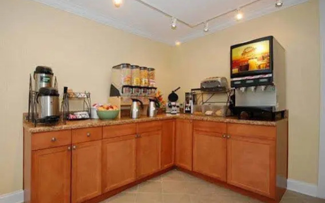 Rodeway Inn & Suites