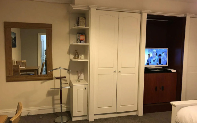 OYO Oakcroft Guest House Manchester Airport