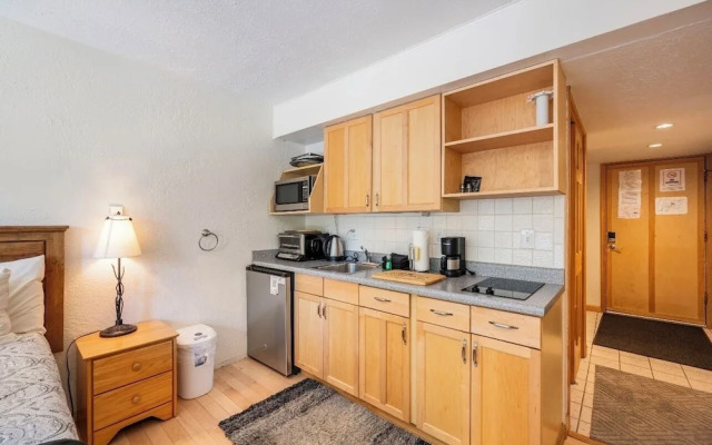 Four Oclock Lodge B06