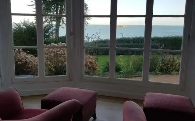 Villa With Direct Access to the Beach